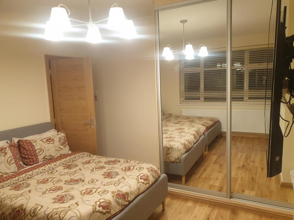 London Luxury 3 Bedroom Flat 1Min Walk From Underground, With Free Parking Sleeps X10 Екстериор снимка